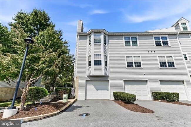 Building Photo - 347 Huntington Ct