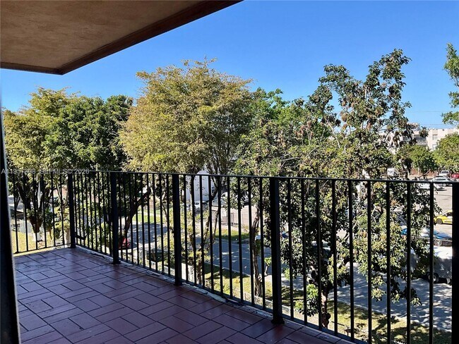 Photo - 1910 W 56th St Unidad 3302