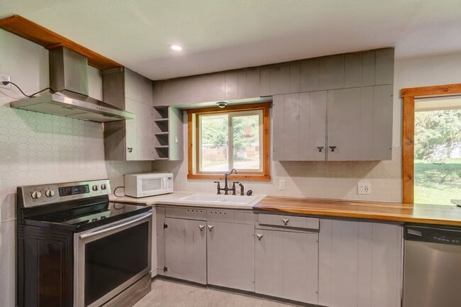 Building Photo - 3 Bed 2 Bath on West Beach