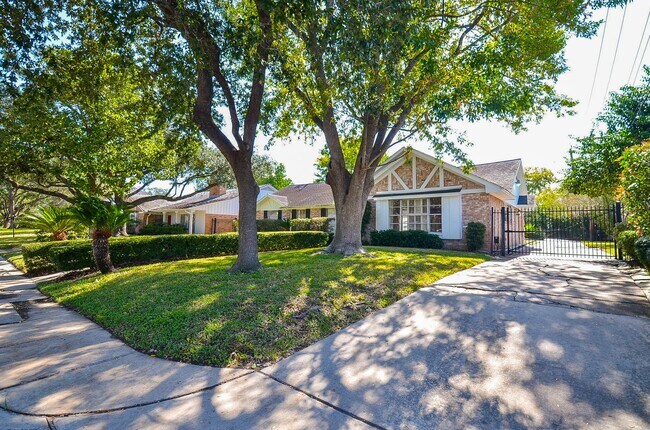 Photo - 7923 Burgoyne Rd