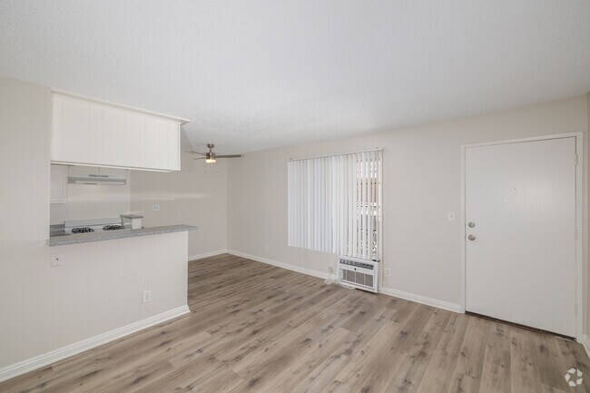 1BR, 1BA - 520SF - Living Room