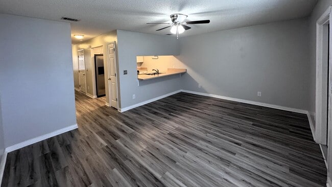 Photo - 852 Dunwoody Pl