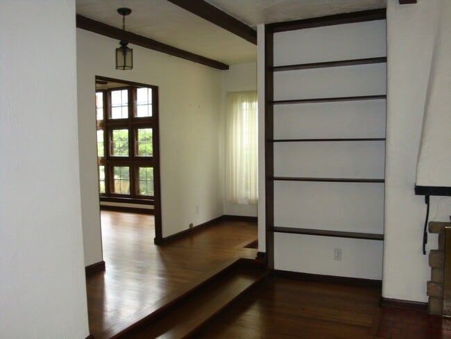 Vestibule at Front Entrance - 2206 E Stratford Ct Unit 1