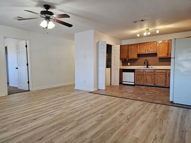 Building Photo - Spacious 4 Bedroom 2 Bath Upstairs Unit 1544 I