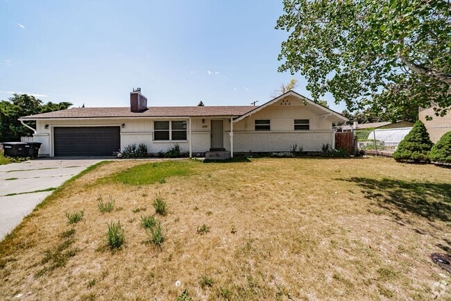 Building Photo - Newly Remodeled 5 Bed, 3 Bath Home – 2-Car...