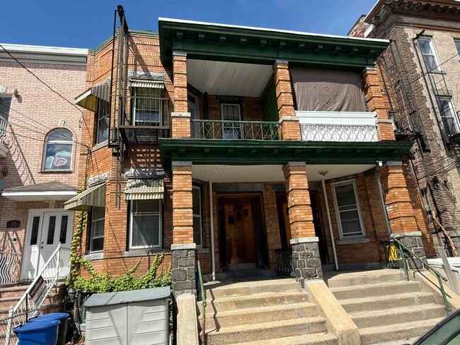 Building Photo - 114 Lake St Unit 2F