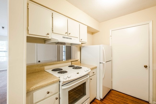 Photo - Hanover Court Apartments