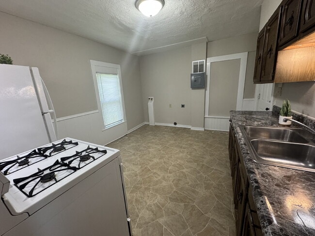 Photo - 201 Eastman Ave