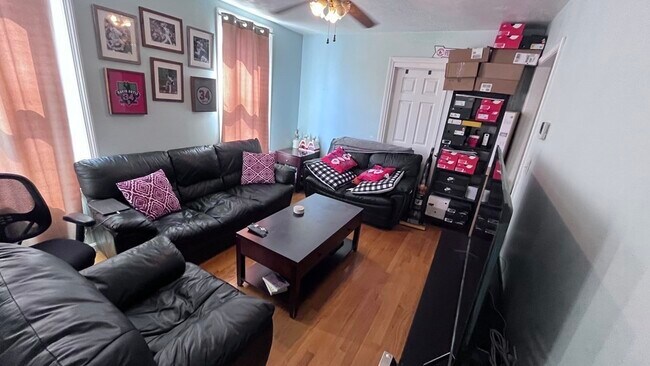 Photo - 686 E 7th St Unidad 2