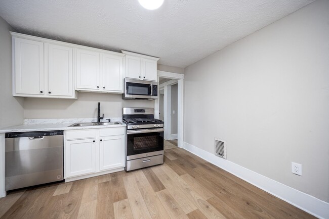 Building Photo - 320-322 Wisconsin St Unit 322 Wisconsin St Up Rental