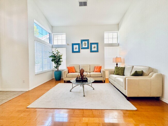 Photo - 4536 Mackinaw St