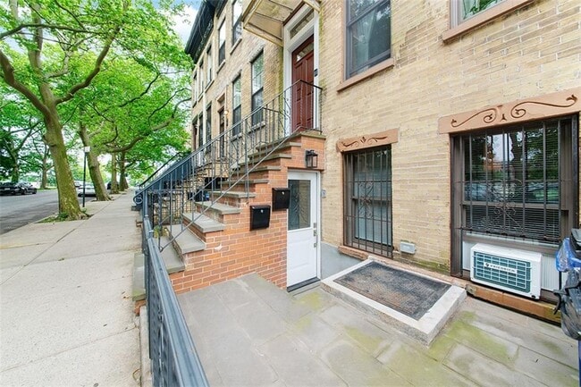 Building Photo - 490 19th St Rental