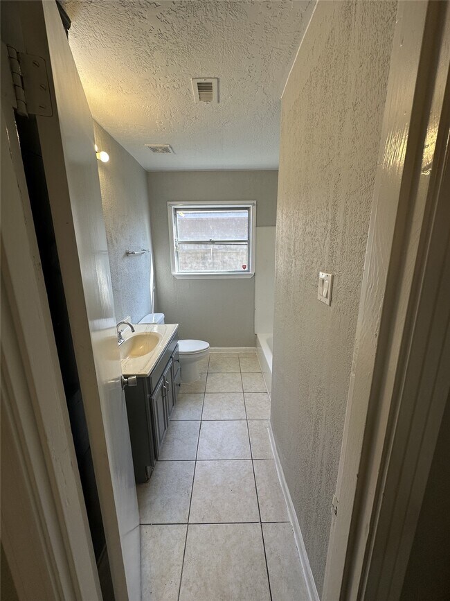 Photo - 5847 Belcrest St