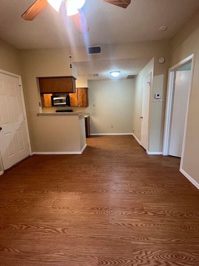 Photo - Hyde Park Oaks 106 - 1 Bed 1 Bath