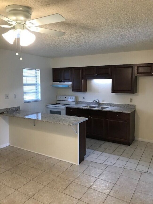 Photo - 1/1 Efficiency apartment w/ LAKE VIEW and WATER/ELECTRIC INCLUDED! Furnishings available!