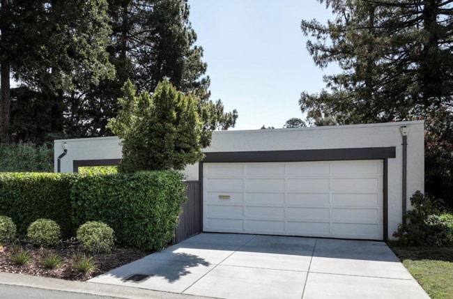 Building Photo - 2439 Sharon Oaks Dr Rental