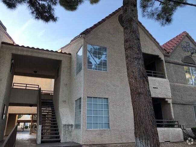 Building Photo - MOVE IN READY! 3 BEDROOM, 2 BATH CONDO IN ...