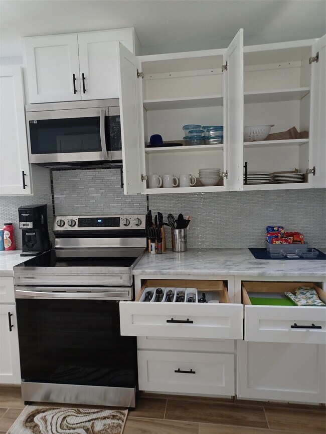 Photo - 5815 Schevers St