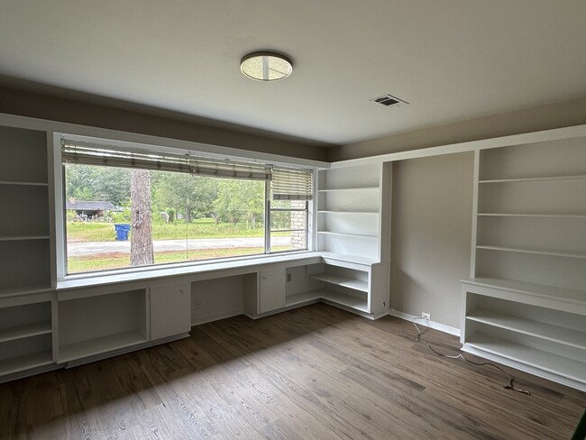 Photo - 301 Pinewood Dr