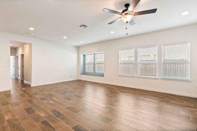 Photo - Luxurious 3 bedrooms 2.5 bathrooms home in...