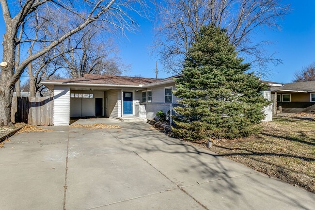 Very Large 3 Bedroom Home, All One Level! - Very Large 3 Bedroom Home, All One Level!