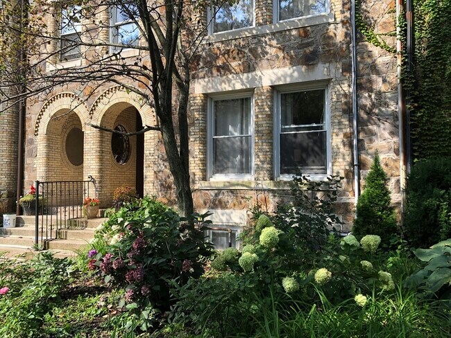318 Tappan St Unidad 3Furni