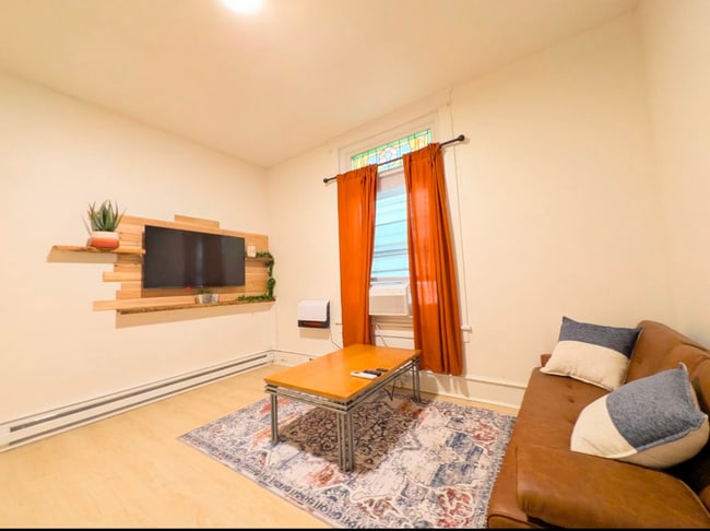 Photo - 33 W Centre St Unidad One bedroom with an office