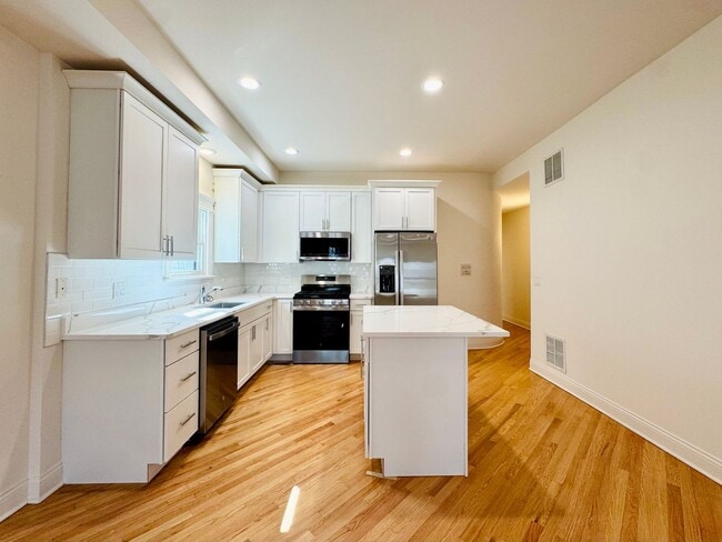 Photo - Fully Renovated 3-Bed/2-Bath in Lincoln Park, Parking Included! Unidad 1655-2E