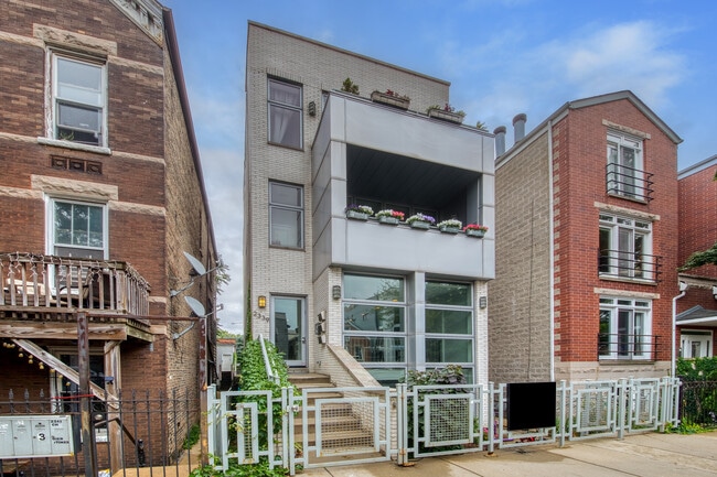 Photo - 2339 N Leavitt St Unit #2