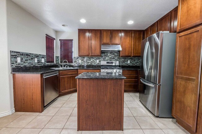 Building Photo - Stunning 3 Bedroom home in Anthem!