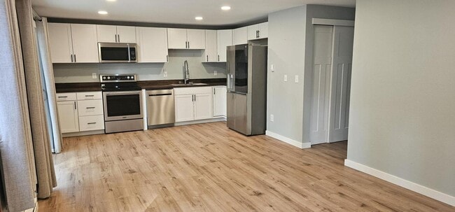 Building Photo - Rent: $2k per month - 2 bed, 1 bath Unit B