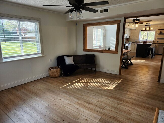 Photo - Large 4 BR, 2 Bath Country Home and Workshop