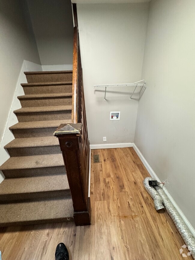 Building Photo - 510 Ellicott St Unit Upstairs Rental