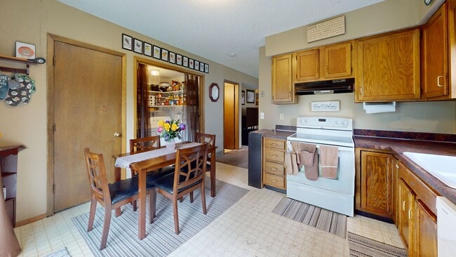 Photo - Attached Garage - Spacious 2 bedrooms