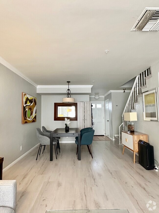 Building Photo - 431 W Lexington Dr Unit 4 Rental
