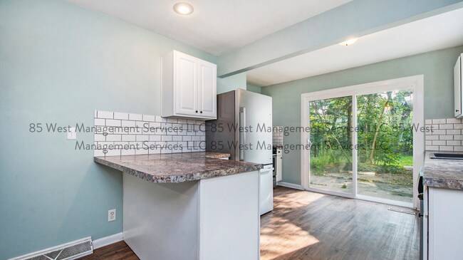 Photo - 2342 Rosewood Ave SE