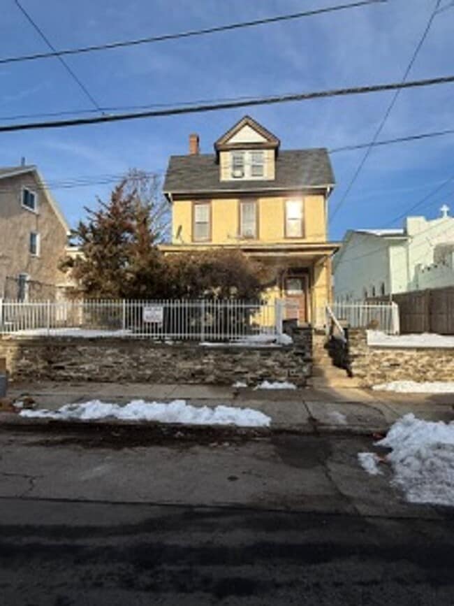 Building Photo - 321 E Price St Unit 1st flr rear