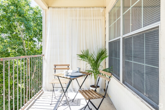 2BR, 2BA - 945SF - Balcony