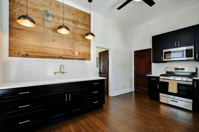 Building Photo - 423 W Woodlawn Ave Rental