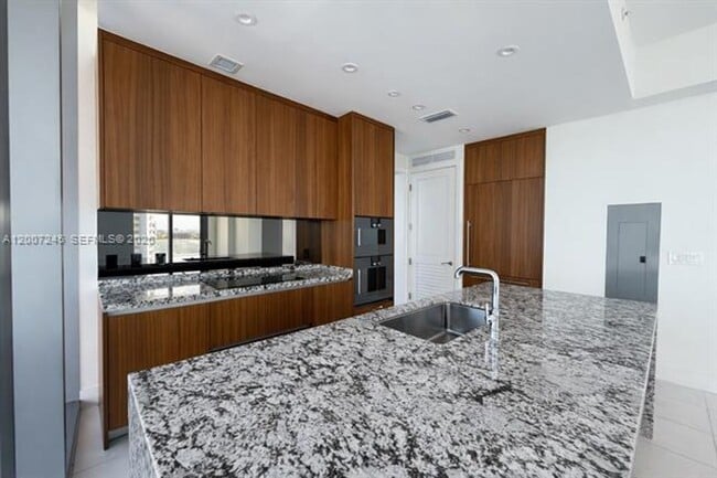 Photo - 175 SE 25th Rd Unidad 175 SE 25th Rd # 1204
