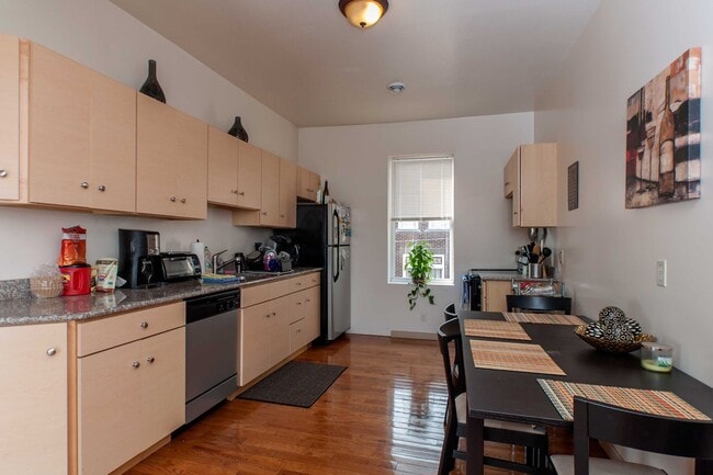 Building Photo - 124 S 12th St Unit 2