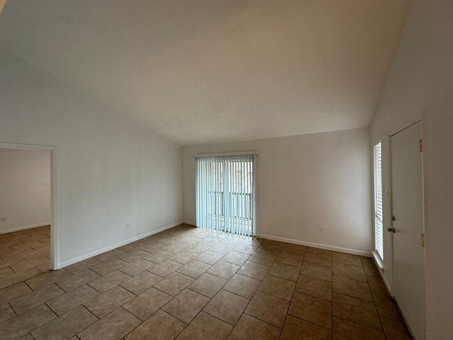 Building Photo - Condominium in Greenbrier! Near University of Memphis! Available Now!