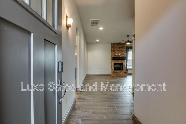 Photo - 6133 Oxnard St