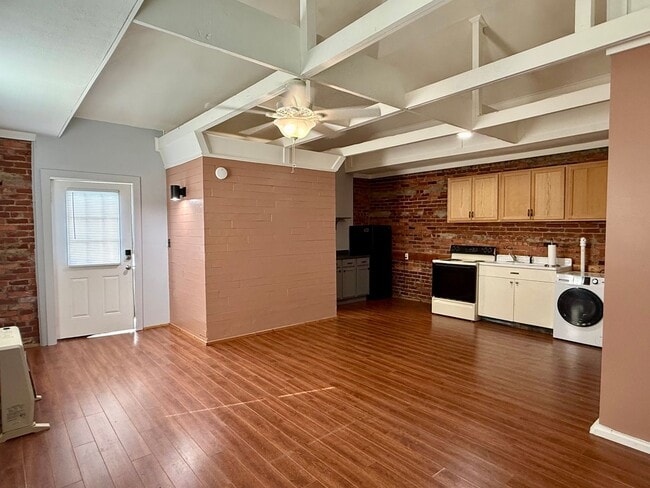 Building Photo - Immaculate Studio Apt. w/All utilities- Less than 5- minute drive to Downtown Bristol!
