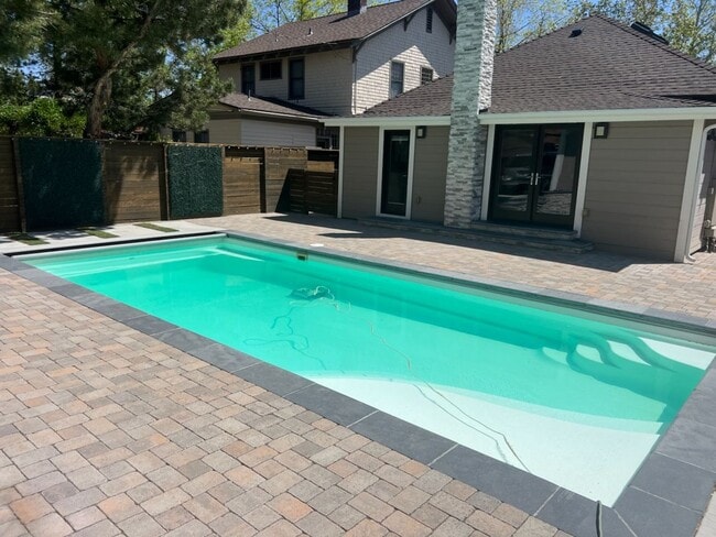 Building Photo - Midtown Cutie