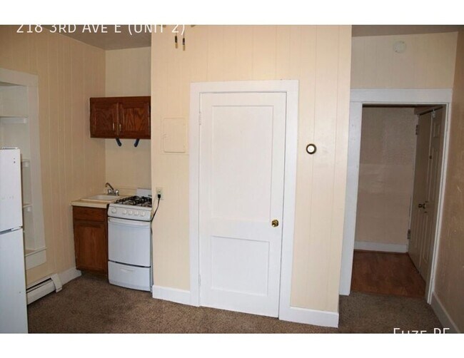 Photo - 218 3rd Ave E