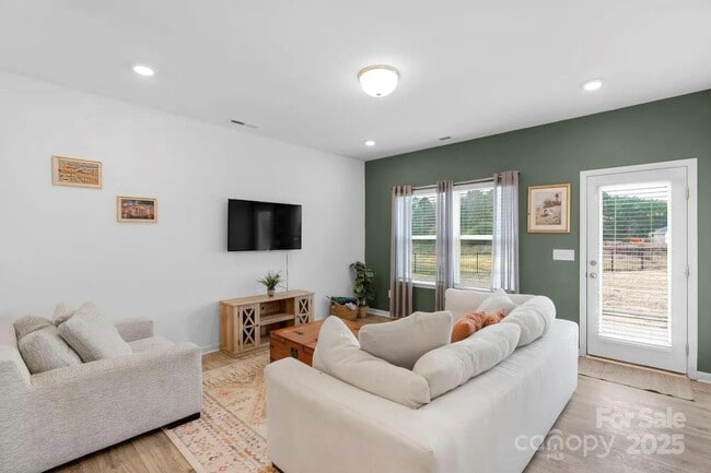 Photo - 106 Aspire Cir