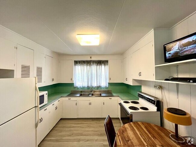 Building Photo - Kaimuki: 3 Bed, 2 Bath House w/ 2 Car Gara...