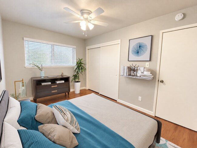 Lone Pine Apartments