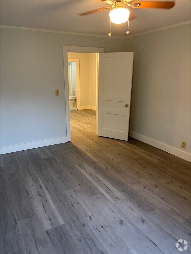 Building Photo - 202 W 13th St Unit #4 Top Left Rental